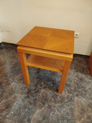 Mesa auxiliar de madera pequeña