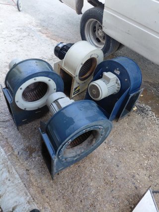 Ventilador industrial azul y blanco