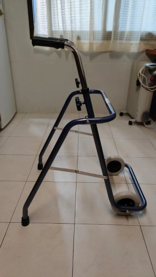 Andador para adultos azul. Está como nuevo