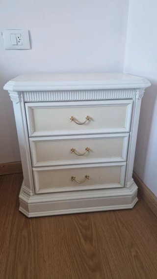 Armario, cómoda madera maciza y 2 mesillas.