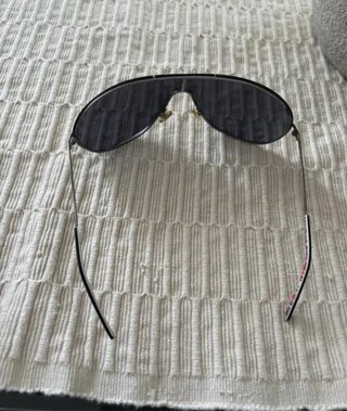 Gafas de sol negras y grises