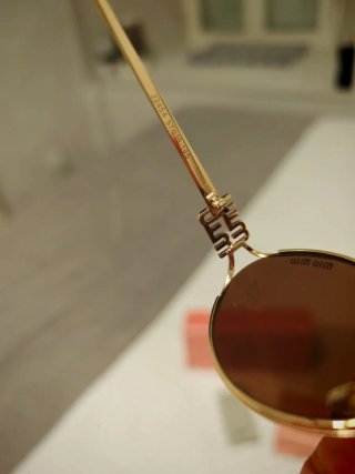 Gafas de sol Miu Miu Marrón y Dorado