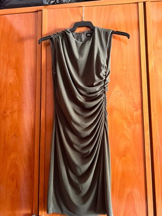 Vestido Zara verde oliva drapeado