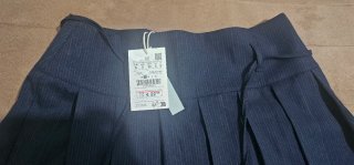 Falda plisada Stradivarius azul marino