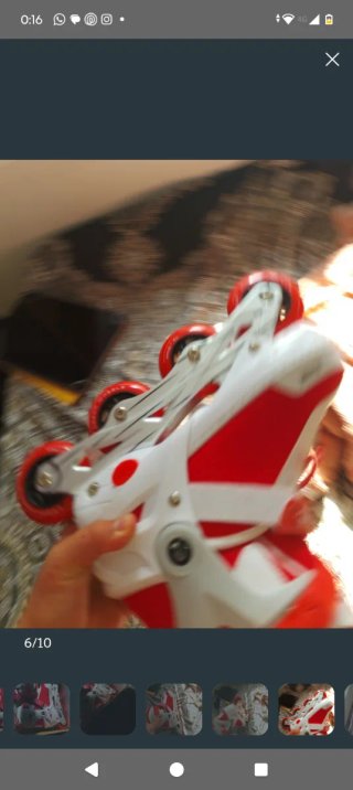 Patines en línea rojos y blancos