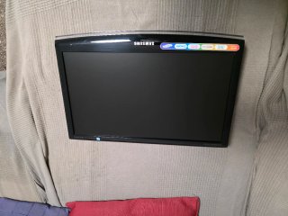TV Samsung 20' con soporte pared  Plata