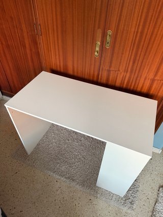 (Urgente 31.5.) Escritorio blanco con estantería