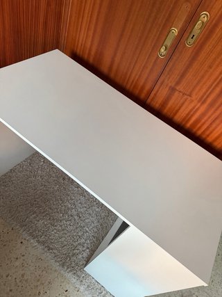 (Urgente 31.5.) Escritorio blanco con estantería