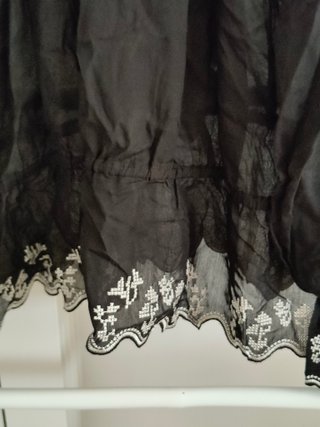 Blusa negra bordada y con volantes