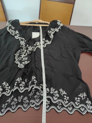 Blusa negra bordada y con volantes