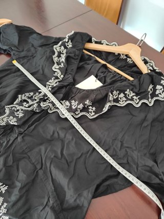 Blusa negra bordada y con volantes