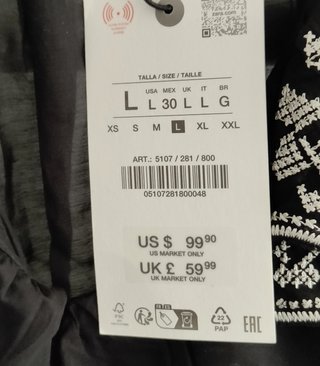 Blusa negra bordada y con volantes