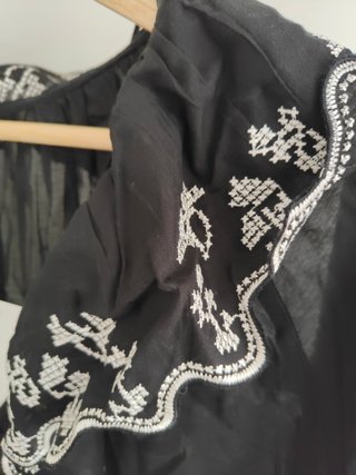 Blusa negra bordada y con volantes
