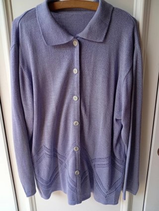 Chaqueta morada con botones