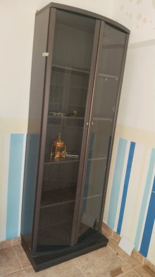 Vitrina de madera y cristal