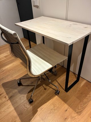Mesa de madera con patas metálicas