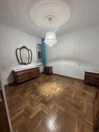 Mesitas de noche antiguas de madera y mármol