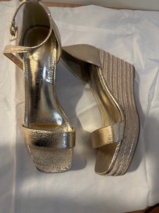 Sandalias Maripaz doradas talla 37