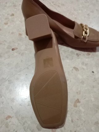 Zapatos marrones con cadena dorada T41