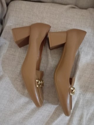 Zapatos marrones con cadena dorada T41