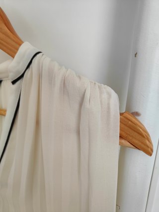 Blusa sin mangas plisada con ribete negro