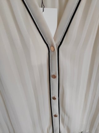 Blusa sin mangas plisada con ribete negro