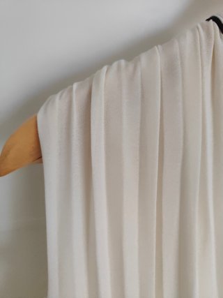 Blusa sin mangas plisada con ribete negro