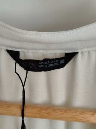 Blusa sin mangas plisada con ribete negro