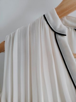 Blusa sin mangas plisada con ribete negro