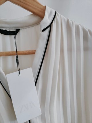 Blusa sin mangas plisada con ribete negro