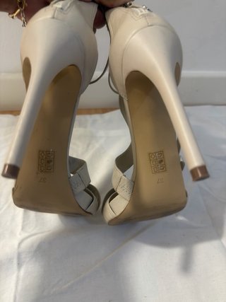 Sandalias Guess Talla 37 Beige/crema, nuevas.