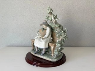 Figura de Nao Lladró Niña alimentando palomas 1983