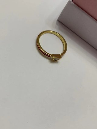 Anillo Pandora Marvel Triángulo Dorado con Rojo