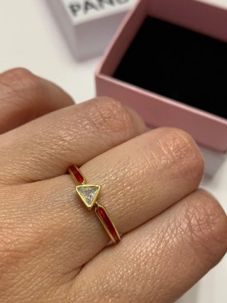 Anillo Pandora Marvel Triángulo Dorado con Rojo