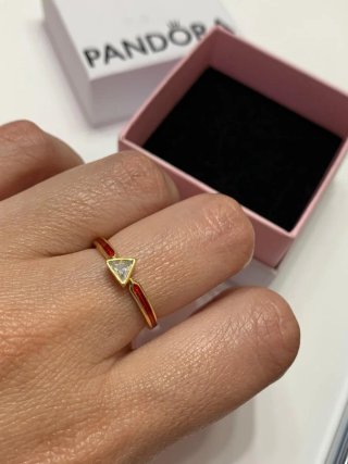 Anillo Pandora Marvel Triángulo Dorado con Rojo