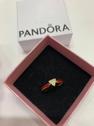 Anillo Pandora Marvel Triángulo Dorado con Rojo