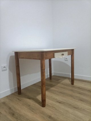 Mesa auxiliar de madera con cajón