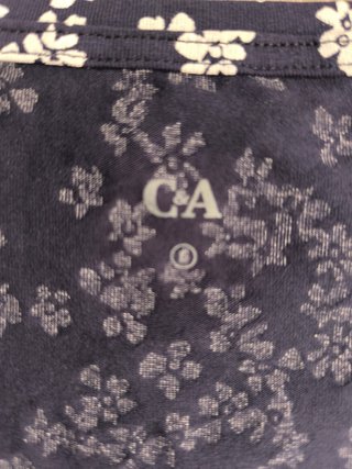 Camiseta C&A Flores Blancas Talla L