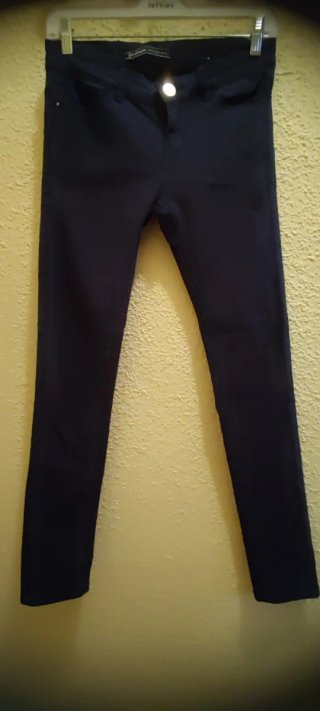 Pantalón azul oscuro Stradivarius.