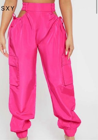Pantalones cargo rosas con aberturas