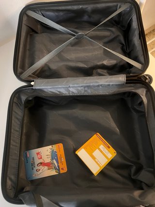 Maleta de viaje negra con ruedas