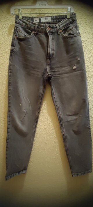Pantalones vaqueros grises desgastados