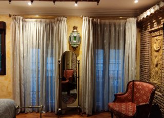 Cortinas de encaje bordadas beige y oro
