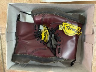 Botas burdeos estilo Dr. Martens
