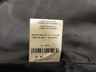 Falda negra tableada