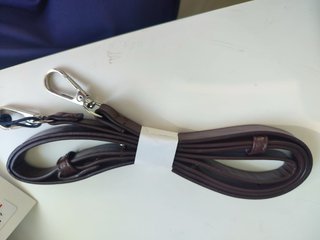 Bolso marrón con tachuelas