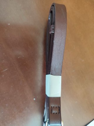 Bolso marrón con tachuelas