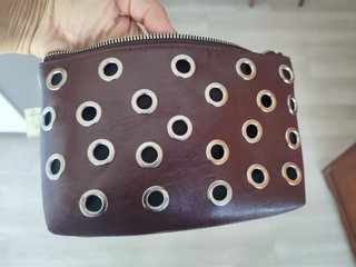 Bolso marrón con tachuelas