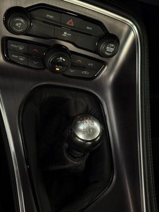 Dodge challenger V8 HEMI Man 6 vel