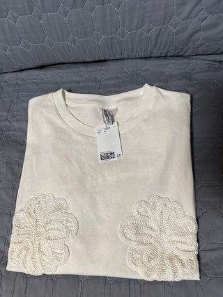 Camiseta Blanca DIVIDED con Flores